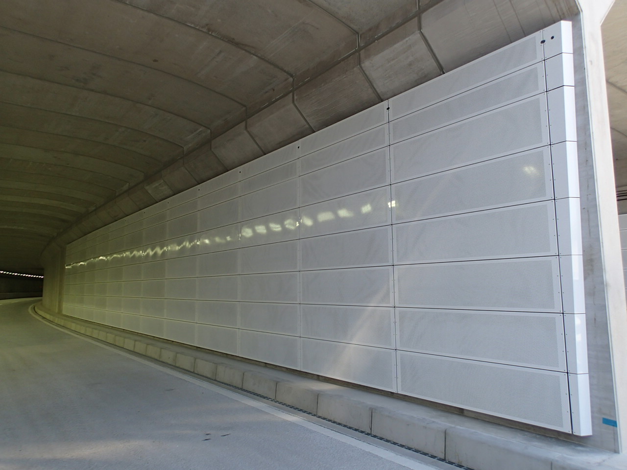 トンネル内の防音壁設置工事です