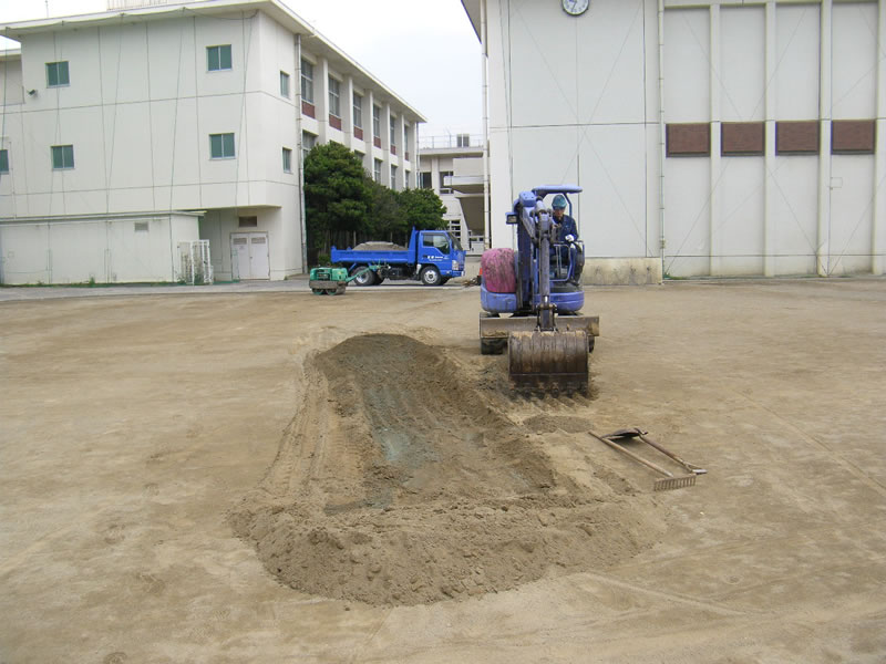 高い部分の土を掘削し、低い部分へ盛ります